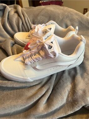 Vans Knu Skool White Leather Shoes Men 10.5/Women 12, new with pink shoestrings